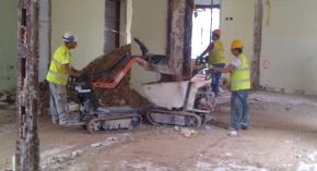 Demolición manual de la sede del banco de España en Soria 1